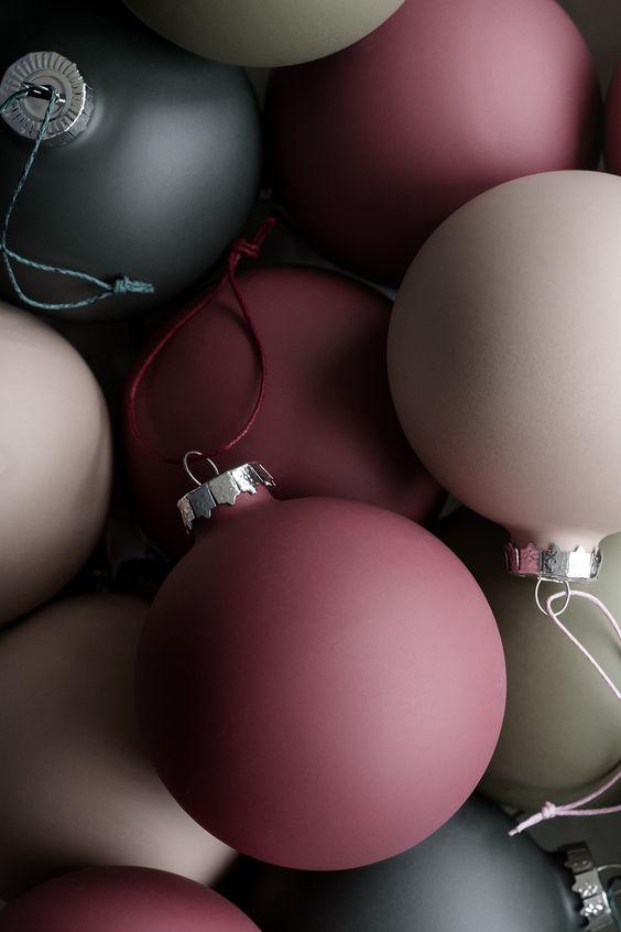 Blomme, figen eller aubergine – farverne til din julehygge