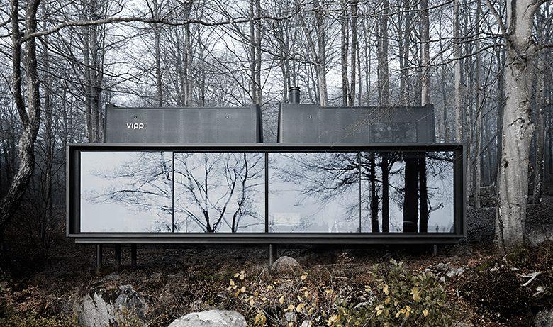 Minimalistisk Vipp shelter i naturen med moderne arkitektur