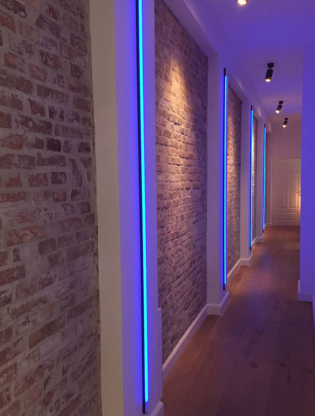 En smal gang med kant og farve