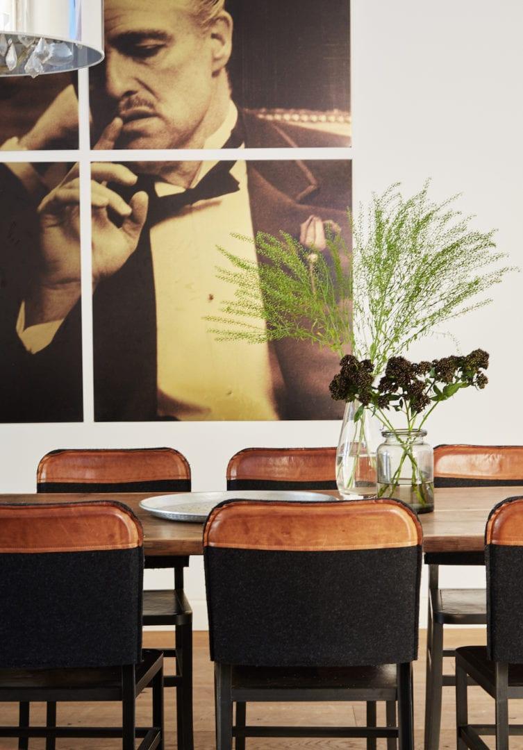 Moderne stue med stilren skandinavisk indretning og lyse materialer