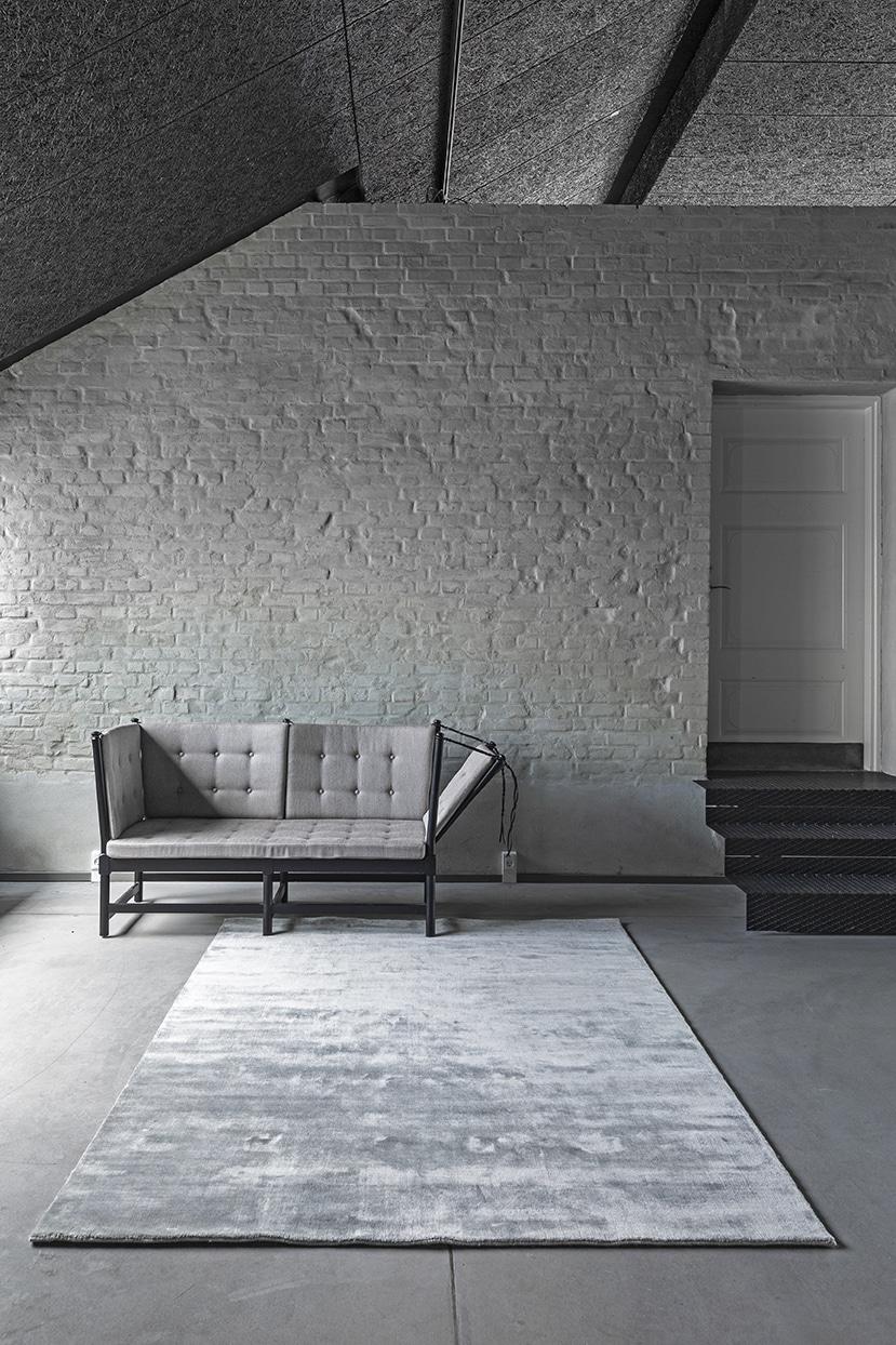 Professionelt indrettet stue med tæpper og møbler i moderne skandinavisk stil