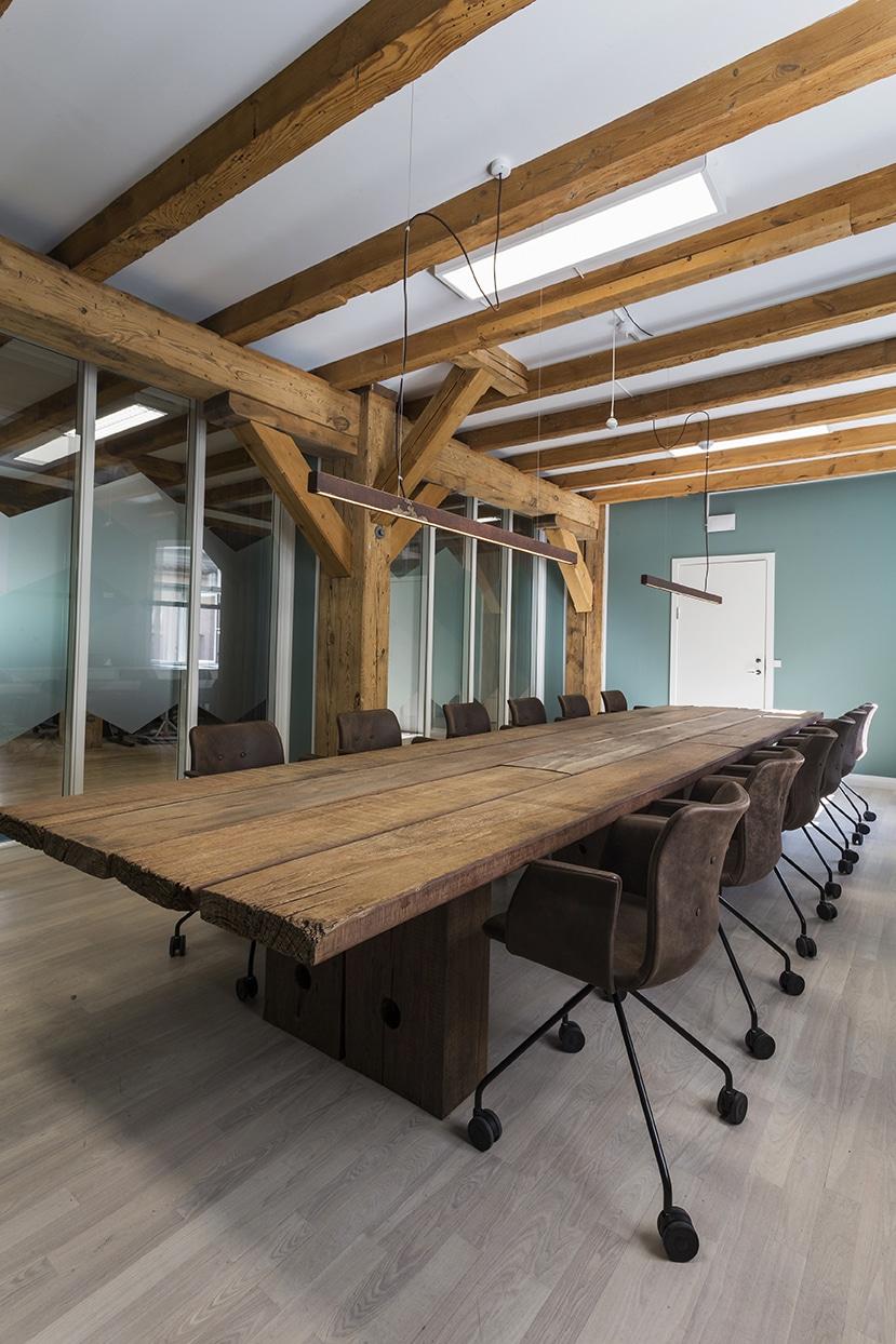 Mødelokale med bord, stole og moderne kontorindretning