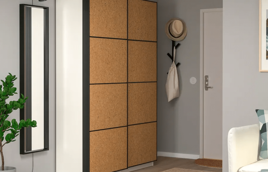 Minimalistisk entré med skoskab i kork, spejl, knagerække og neutral skandinavisk indretning