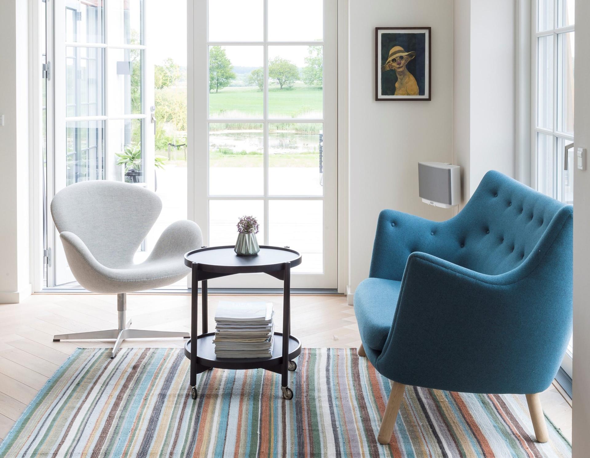 Lounge med sofa i køkkenet