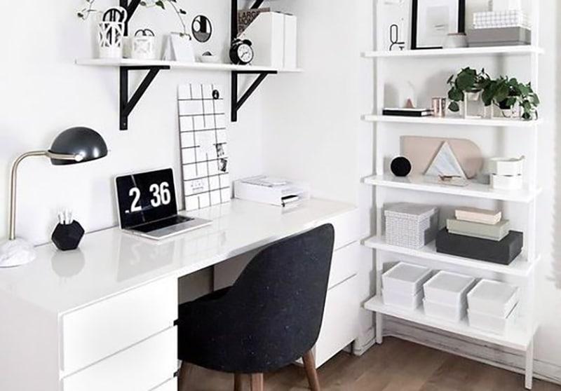 Hjemmekontor med skrivebord, stol og minimalistisk indretning