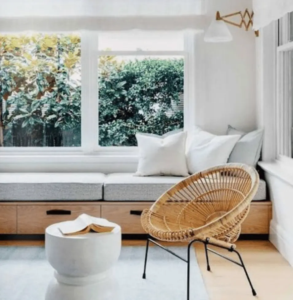 Minimalistisk briks eller daybed i enkel nordisk stil