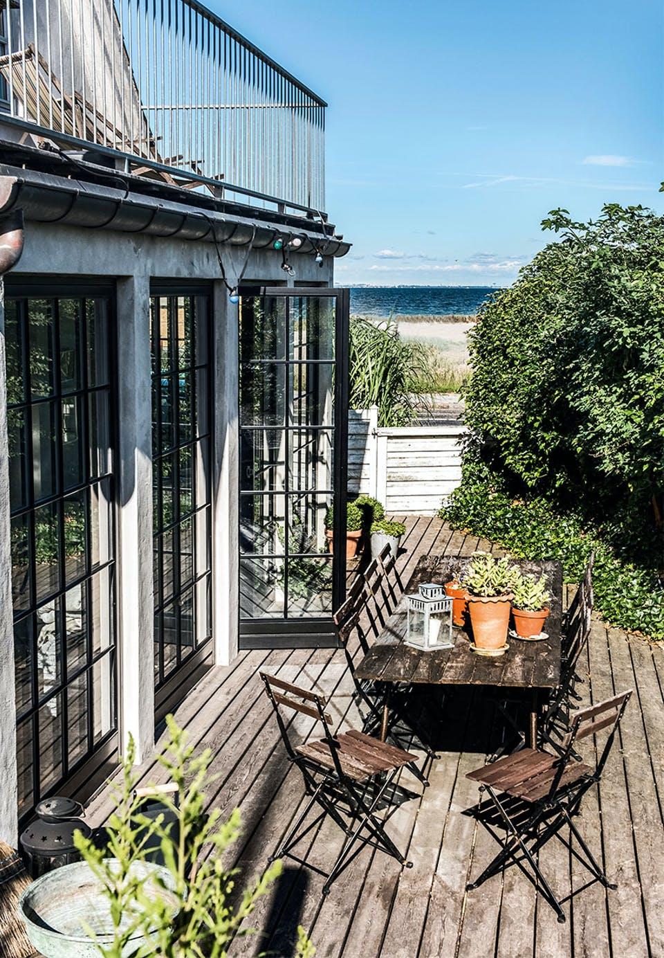 Moderne skandinavisk sommerhus med store vinduespartier og lyst træinteriør